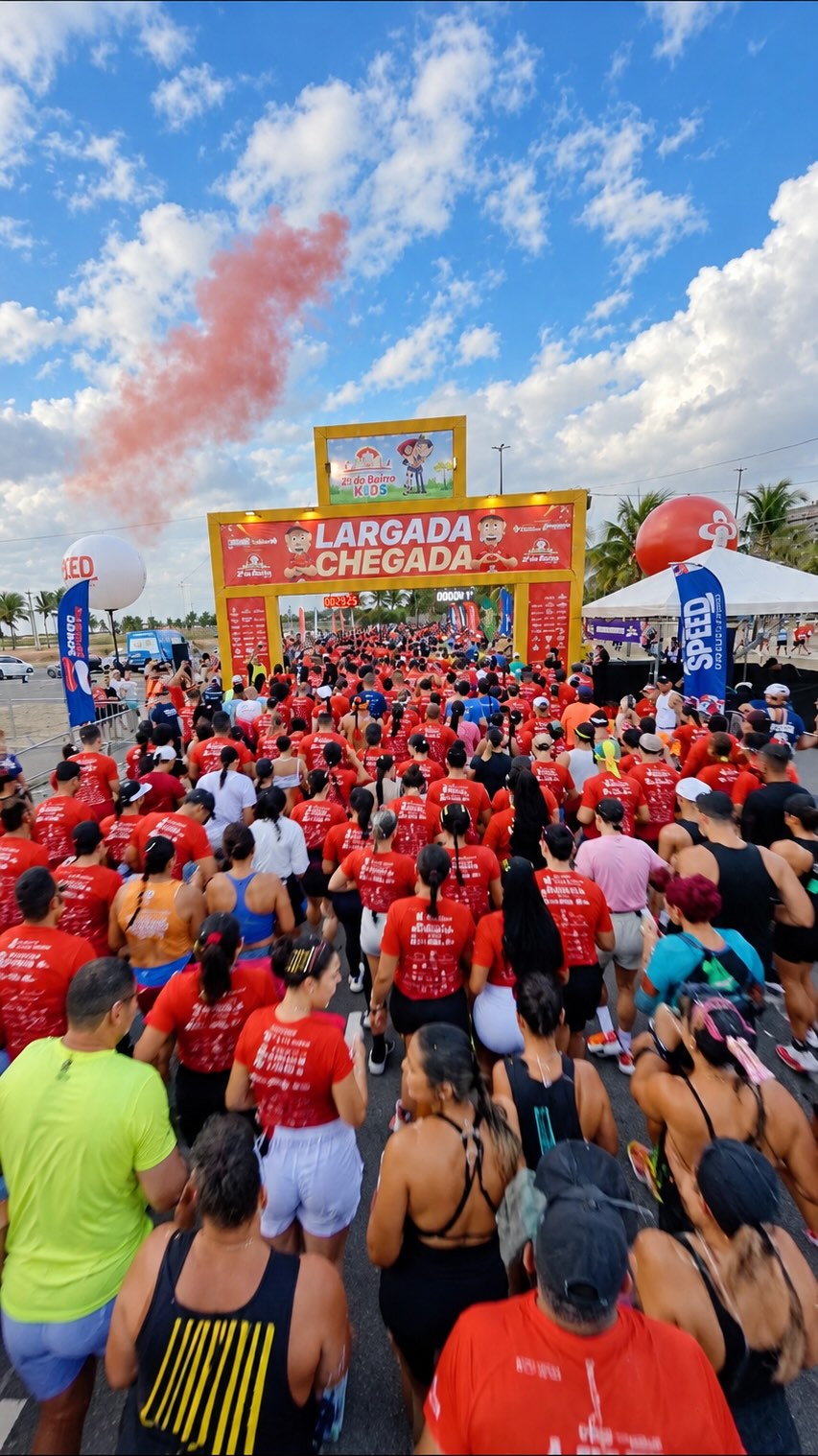 Largada de corrida de rua com centenas de atletas